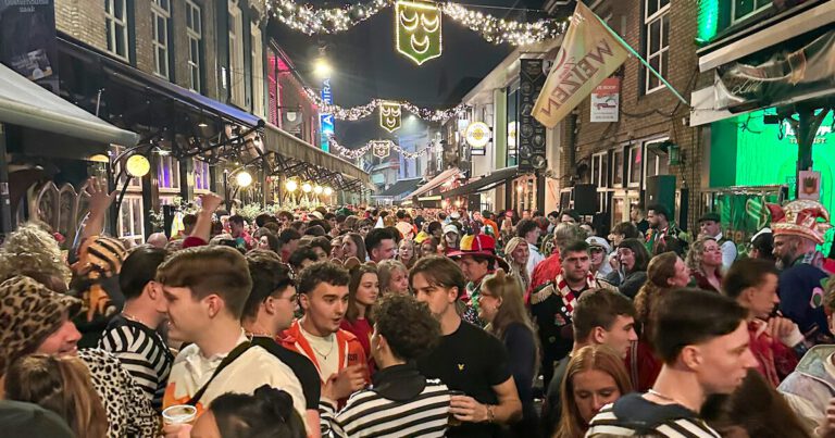 drukte-in-de-klappeijstraat-in-oosterhout-tijdens-de-viering-van-11-11-afgelopen-zaterdag