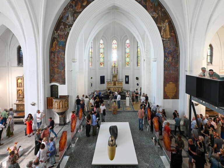 spectaculaire-lichtshow-in-sint-antoniuskerk-in-oosterhout-kunst-en-beleving-bij-moya