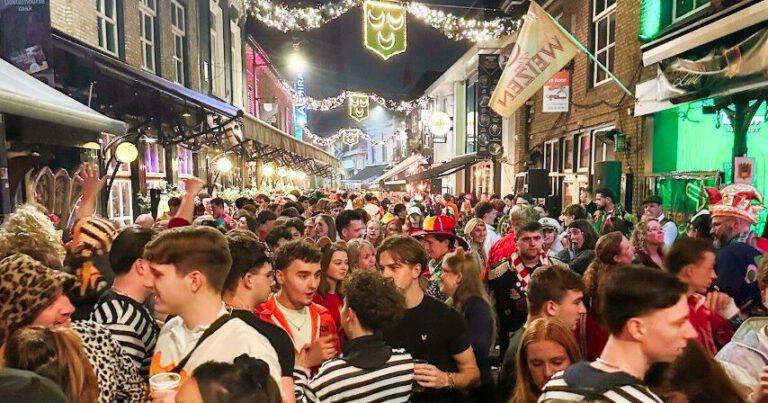 drukte-in-de-klappeijstraat-in-oosterhout-tijdens-de-viering-van-11-11-afgelopen-zaterdag (Klein) (Klein)